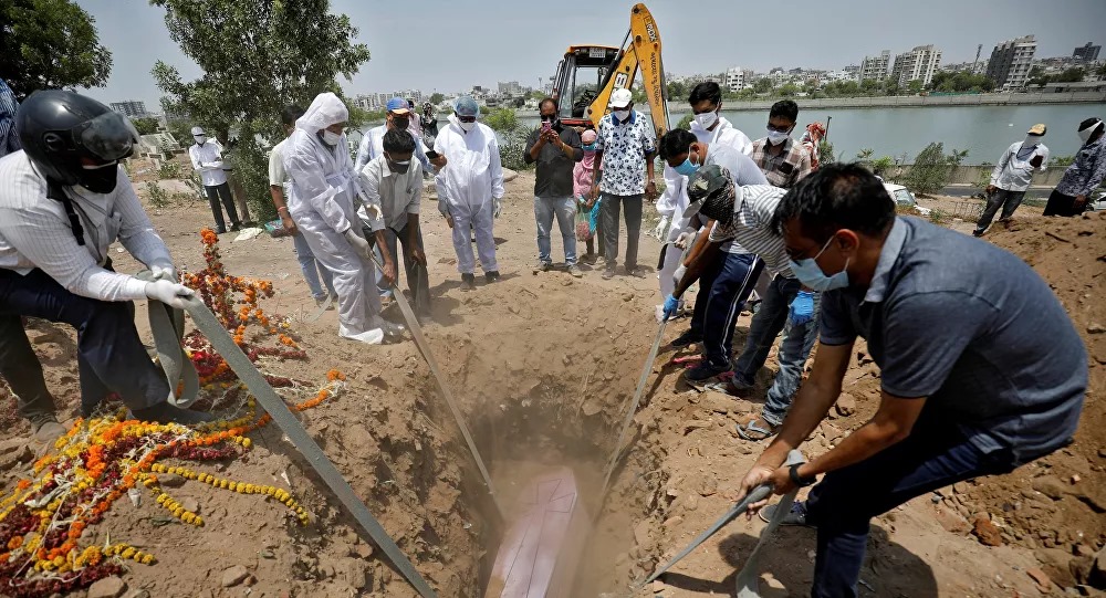 Kinh khủng: Tìm thấy hàng trăm thi thể bị chôn bên bờ sông ở Ấn Độ - Ảnh 1.