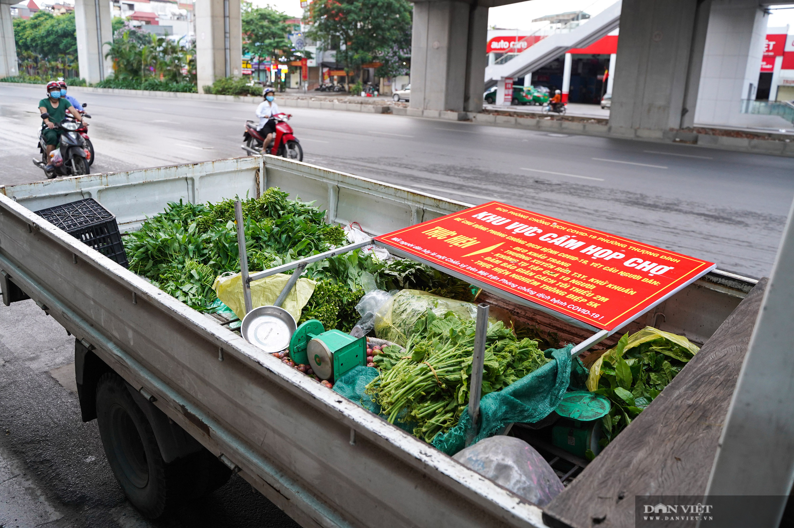 Tiểu thương chạy toán loạn khi lực lượng chức năng đi xử lý họp chợ tạm, chợ cóc - Ảnh 4.