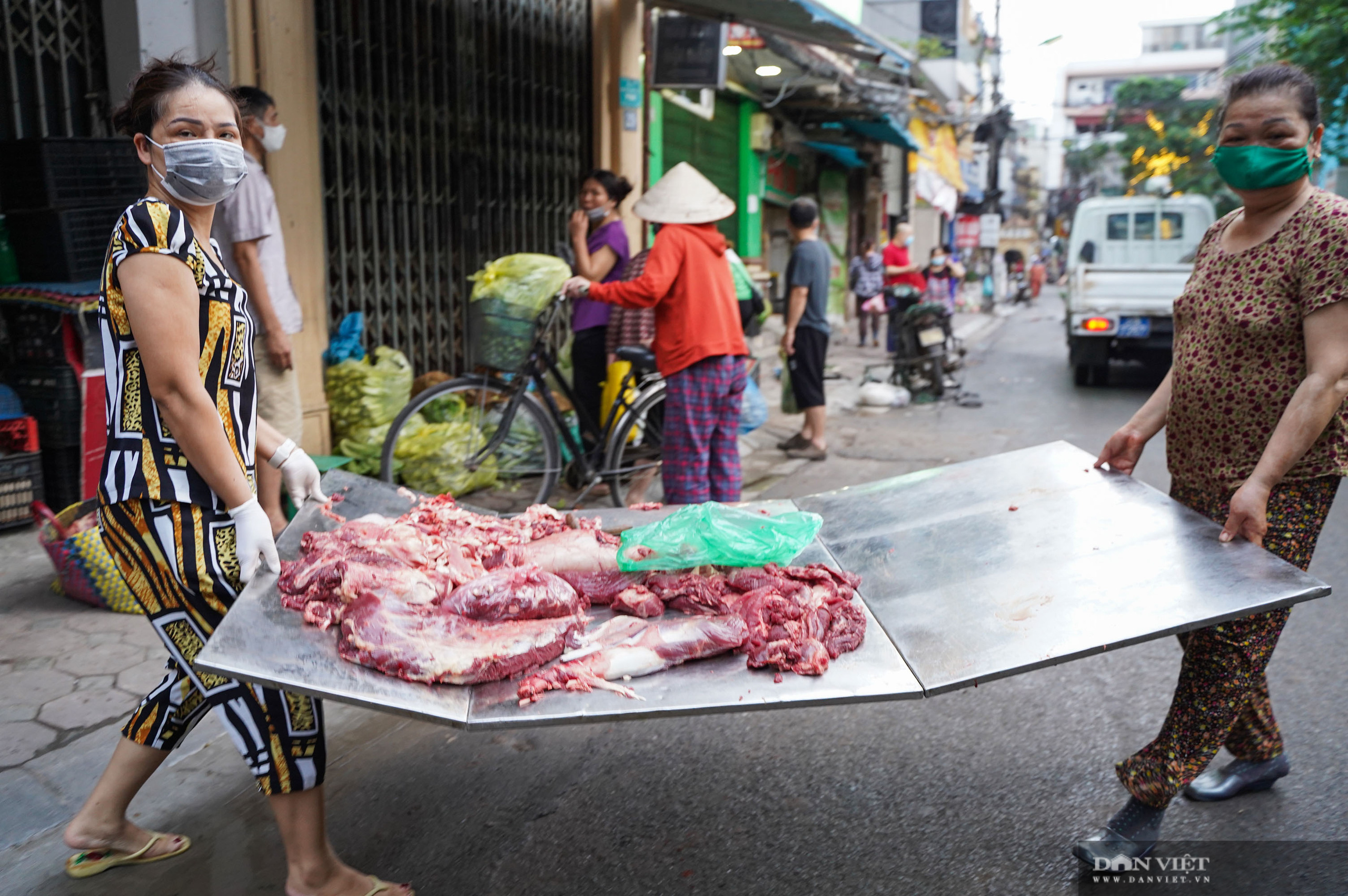 Tiểu thương chạy toán loạn khi lực lượng chức năng đi xử lý họp chợ tạm, chợ cóc - Ảnh 9.