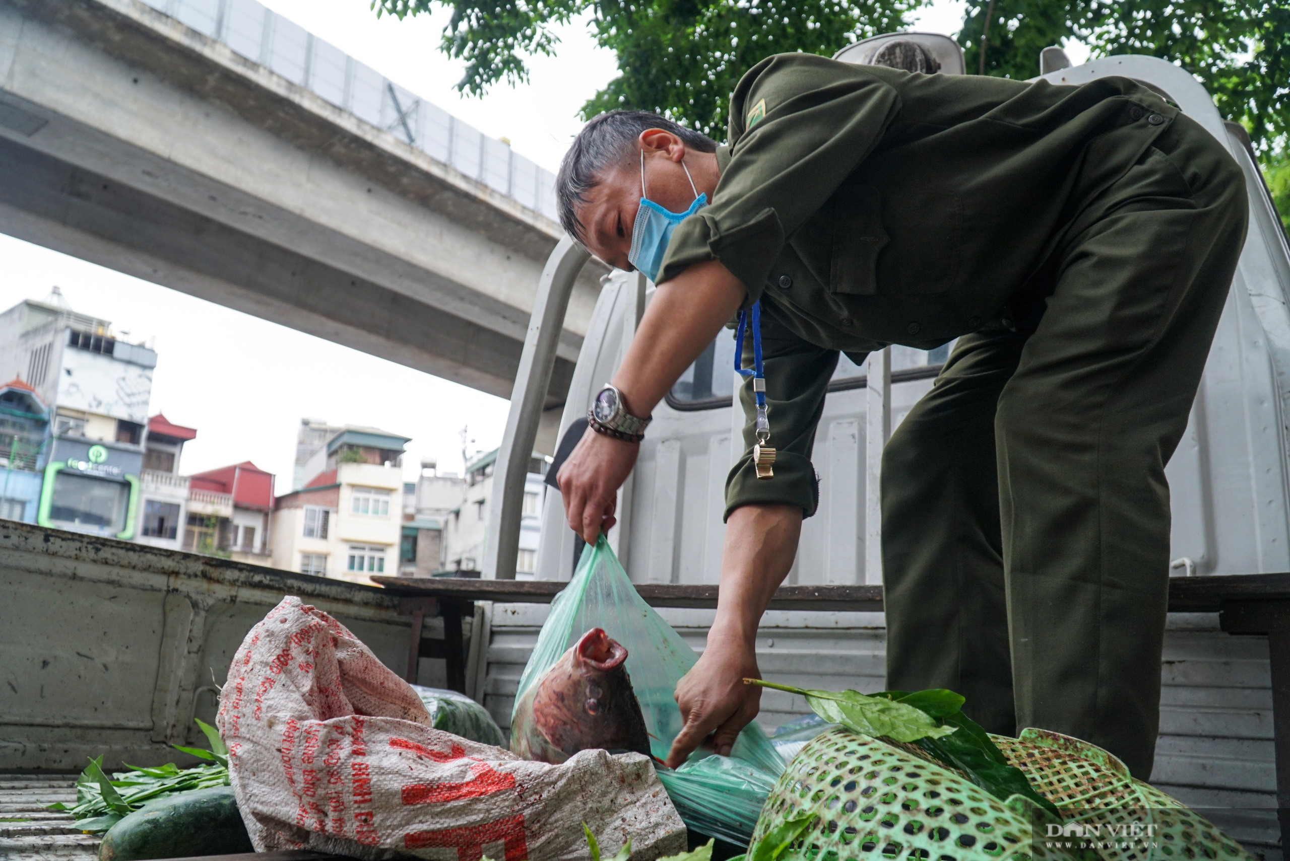 Tiểu thương chạy toán loạn khi lực lượng chức năng đi xử lý họp chợ tạm, chợ cóc - Ảnh 11.