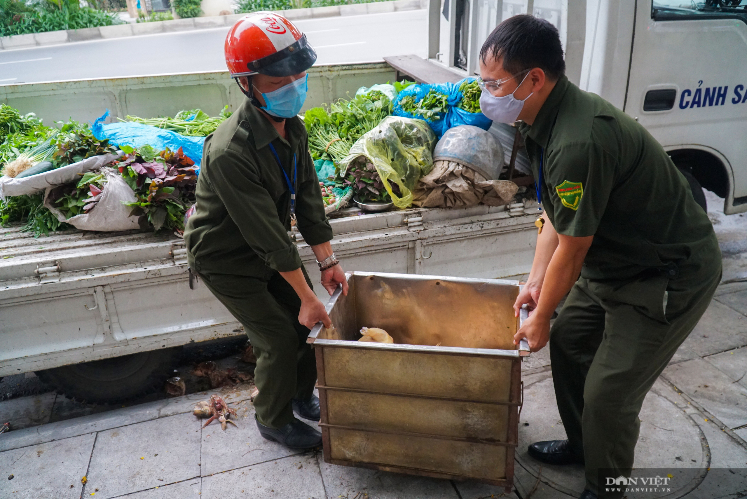 Tiểu thương chạy toán loạn khi lực lượng chức năng đi xử lý họp chợ tạm, chợ cóc - Ảnh 12.