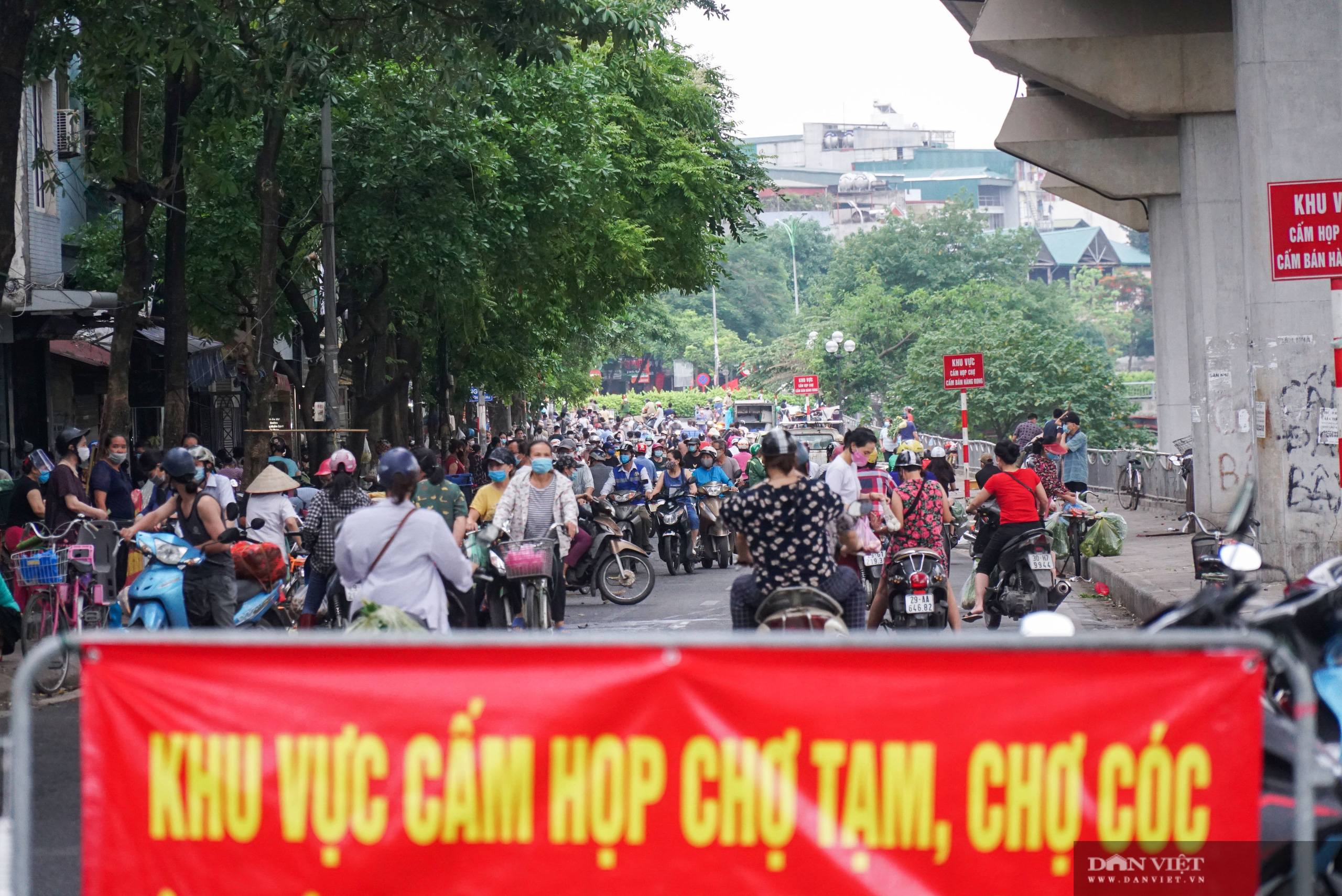 Tiểu thương chạy toán loạn khi lực lượng chức năng đi xử lý họp chợ tạm, chợ cóc - Ảnh 13.