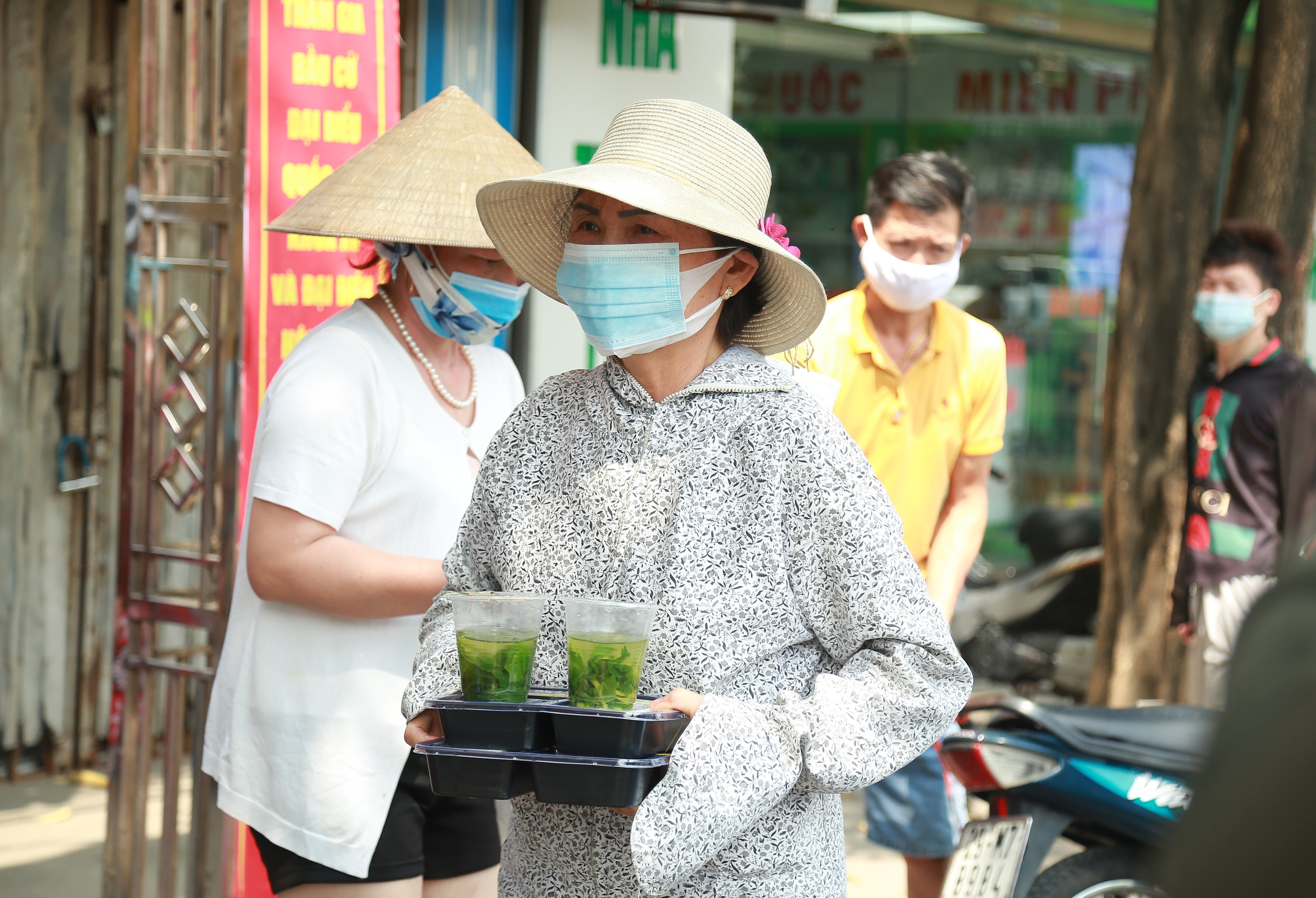 Chuyện chưa kể về những người thầm lặng phía sau hàng rào cách ly ở ổ dịch Bệnh viện K - Ảnh 8.