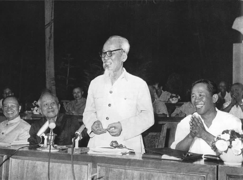 Những hình ảnh đáng nhớ về quãng đường hoạt đông cách mạng của Chủ tịch Hồ Chí Minh - Ảnh 19.