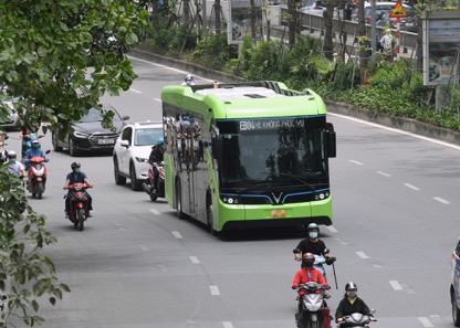 Bất ngờ bắt gặp xe buýt điện VinBus chạy trong thành phố Hà Nội - Ảnh 1.