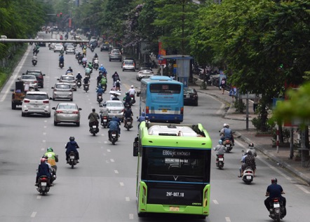 Bất ngờ bắt gặp xe buýt điện VinBus chạy trong thành phố Hà Nội - Ảnh 2.