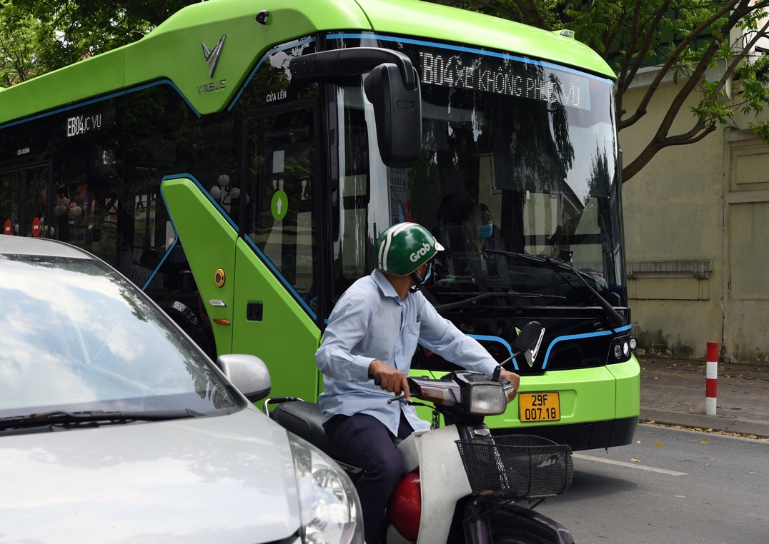 Bất ngờ bắt gặp xe buýt điện VinBus chạy trong thành phố Hà Nội - Ảnh 5.