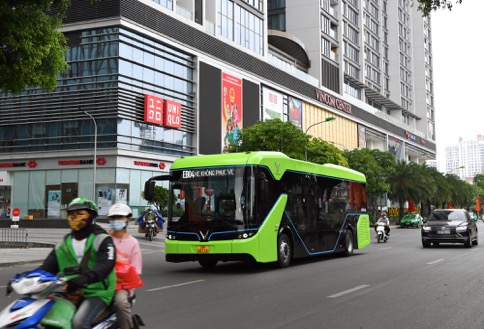 Bất ngờ bắt gặp xe buýt điện VinBus chạy trong thành phố Hà Nội - Ảnh 6.