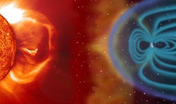 Hai vệt đen trên Mặt trời có thể tạo ra tia sáng cực mạnh ảnh hưởng tới Trái đất - Ảnh 1.