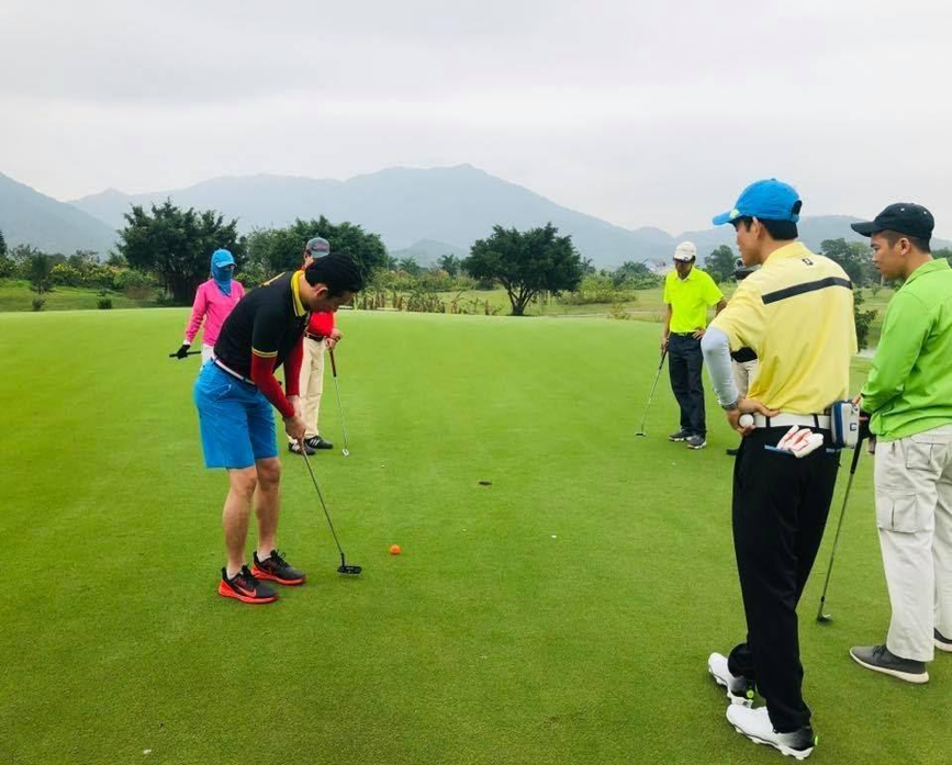 Caddy luôn đồng hành cùng golfer trên những đường bóng. Ảnh: Thu Hương