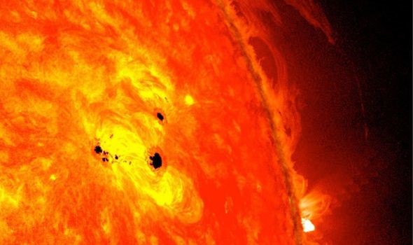 Hai vệt đen trên Mặt trời có thể tạo ra tia sáng cực mạnh ảnh hưởng tới Trái đất - Ảnh 2.