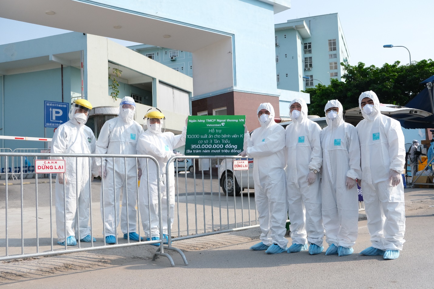 Vietcombank trao tặng 5 tỷ đồng và 10.000 suất ăn hỗ trợ Bệnh viện K cơ sở Tân Triều phòng chống dịch COVID-19 - Ảnh 2.