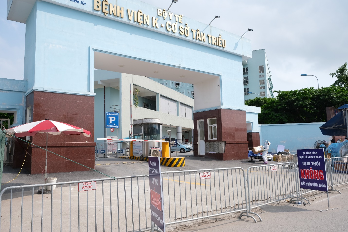 Vietcombank trao tặng 5 tỷ đồng và 10.000 suất ăn hỗ trợ Bệnh viện K cơ sở Tân Triều phòng chống dịch COVID-19 - Ảnh 3.