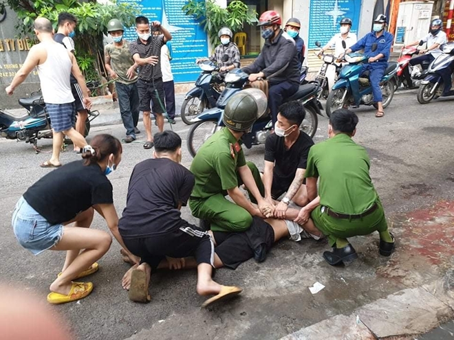 Khống chế đối tượng manh động chặn ô tô “xin đểu” tài xế, đánh công an - Ảnh 3.