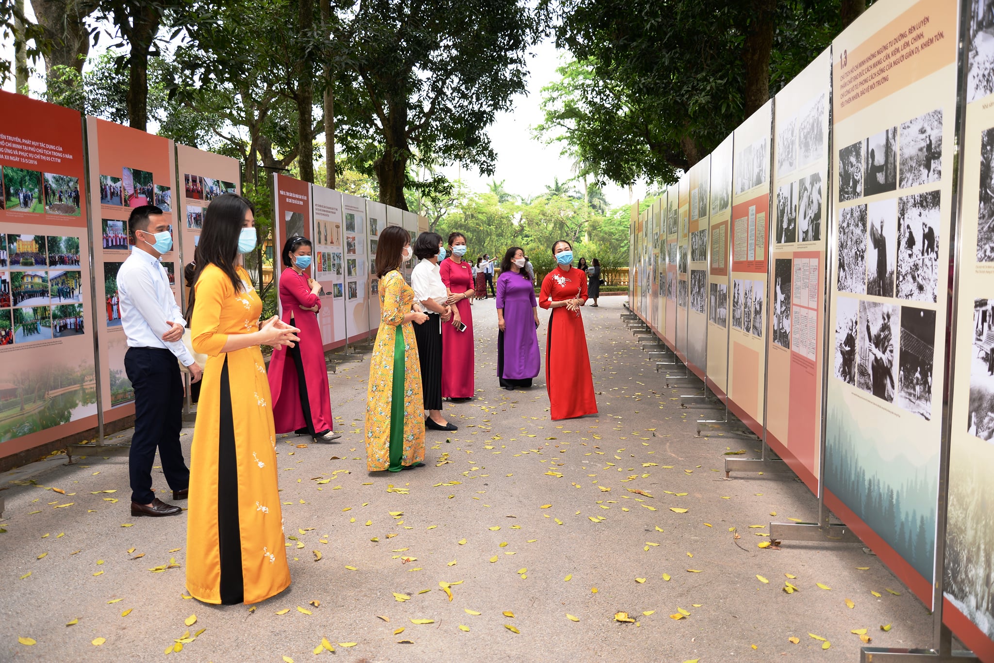 Trưng bày hơn 300 hiện vật quý hiếm nhân kỷ niệm 131 năm ngày sinh Chủ tịch Hồ Chí Minh - Ảnh 3.