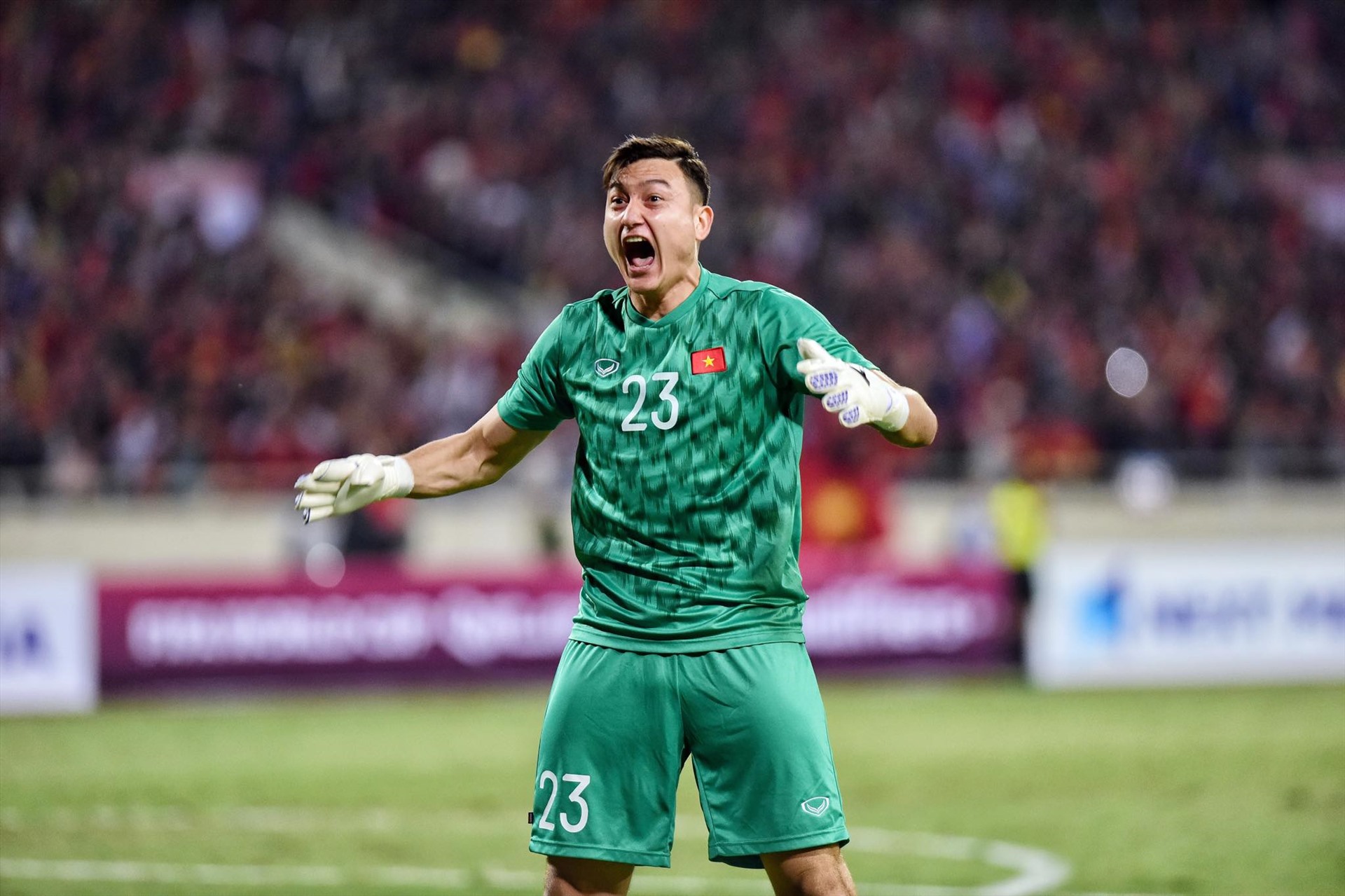 Tin sáng (20/5): ĐT Việt Nam mất Đặng Văn Lâm tại vòng loại World Cup 2022?  - Ảnh 1.