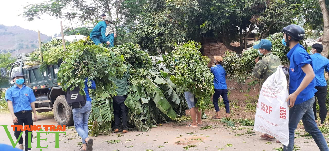 Sơn La: Xúc động trước cảnh người dân nấu cơm và lên rừng lấy cỏ, chặt chuối cho các gia đình bị cách ly  - Ảnh 3.