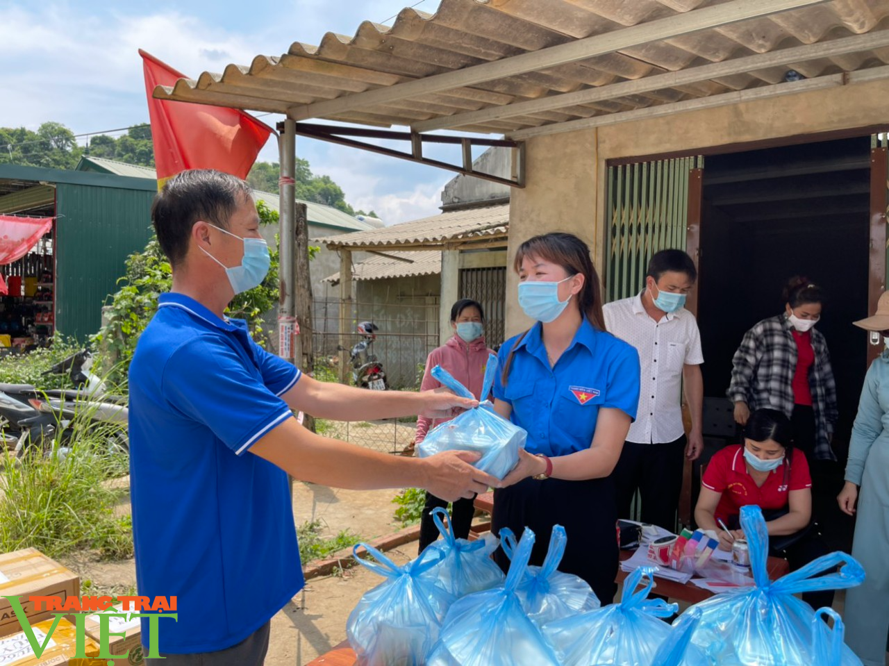 Sơn La: Xúc động trước cảnh người dân nấu cơm và lên rừng lấy cỏ, chặt chuối cho các gia đình bị cách ly  - Ảnh 6.