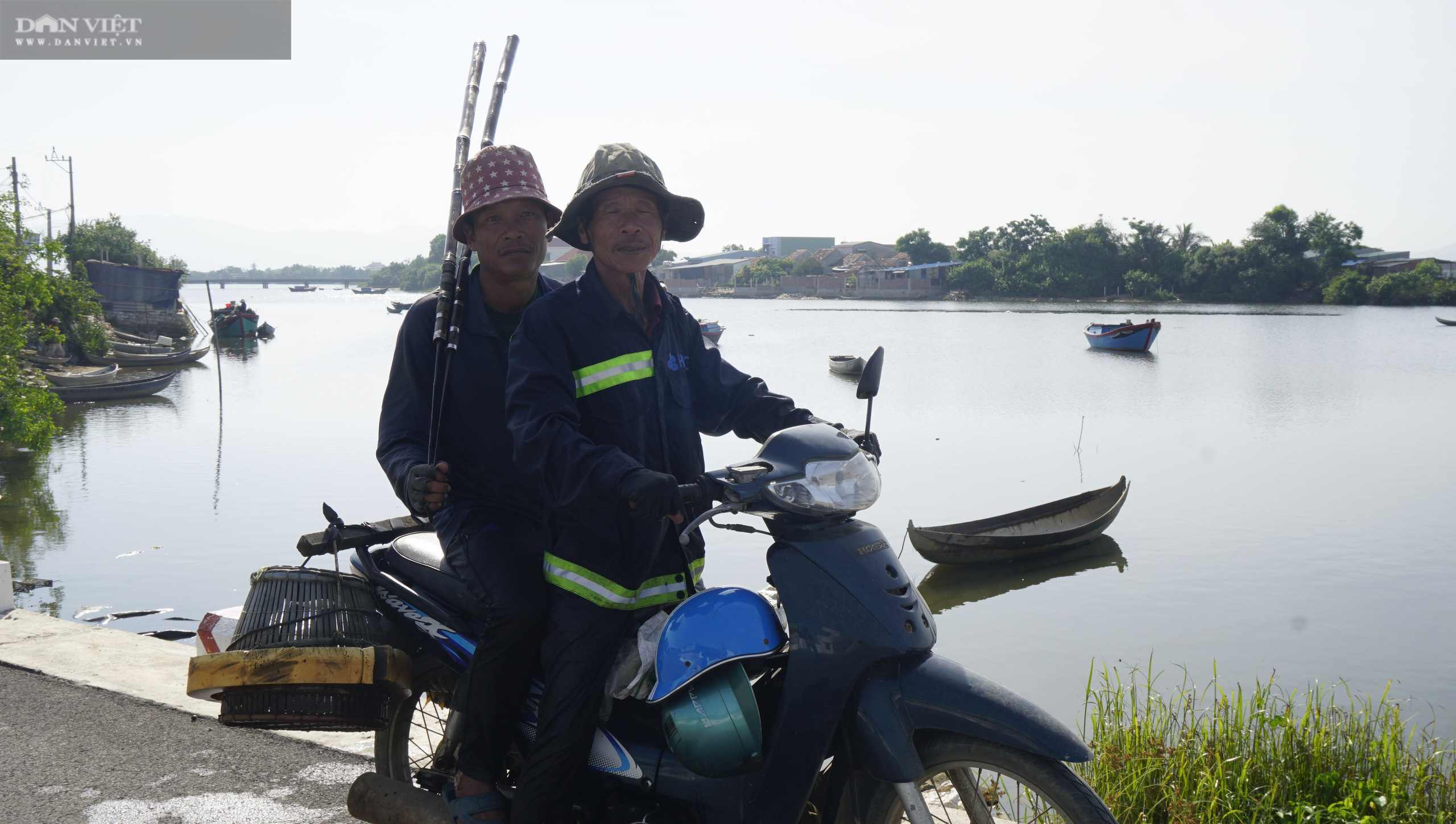 “Tuyệt chiêu” bắt lươn bằng đoạn sắt hình chữ V dưới đáy sông - Ảnh 8.