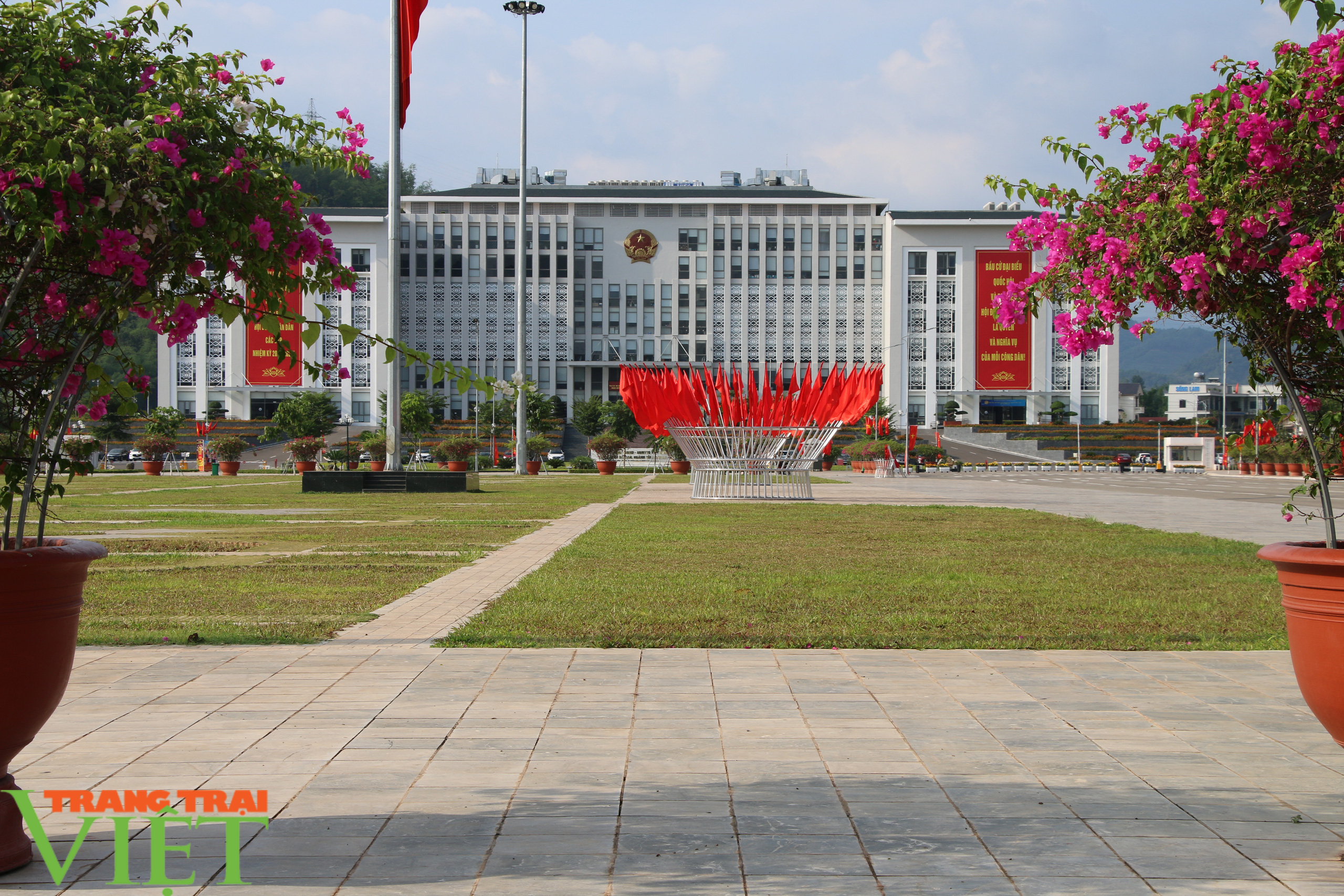 Thành phố Sơn La: Trang hoàng cờ hoa, băng rôn, khẩu hiệu trước ngày bầu cử - Ảnh 2.