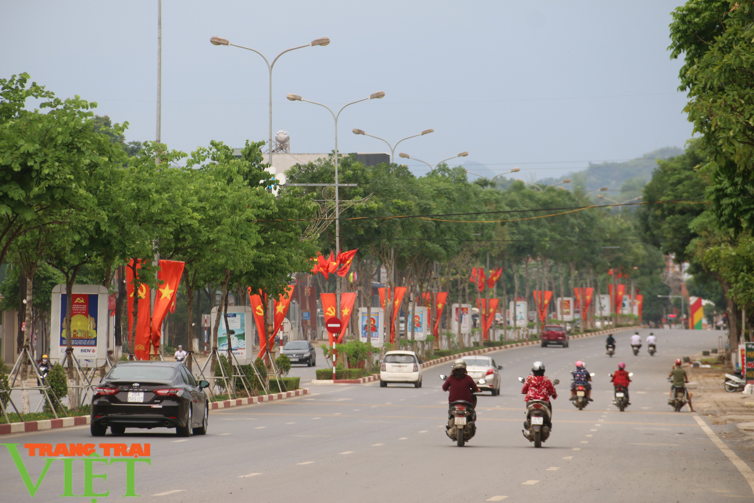 Thành phố Sơn La: Trang hoàng cờ hoa, băng rôn, khẩu hiệu trước ngày bầu cử - Ảnh 3.