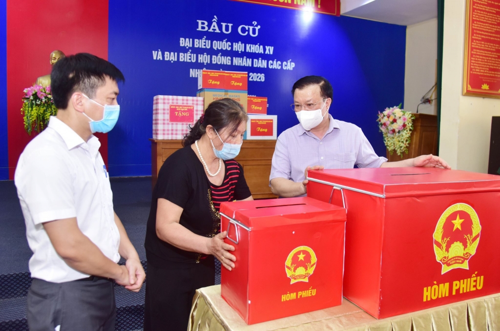 Bí thư Thành ủy Hà Nội Đinh Tiến Dũng kiểm tra một số khu vực bỏ phiếu trên địa bàn huyện Thạch Thất.