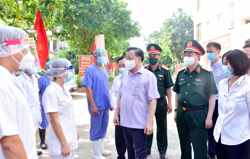 Bí thư Thành ủy Hà Nội Đinh Tiến Dũng thăm, động viên các lực lượng làm nhiệm vụ tại khu cách ly Trung tâm Giáo dục Quốc phòng và An ninh - Đại học Quốc gia Hà Nội.