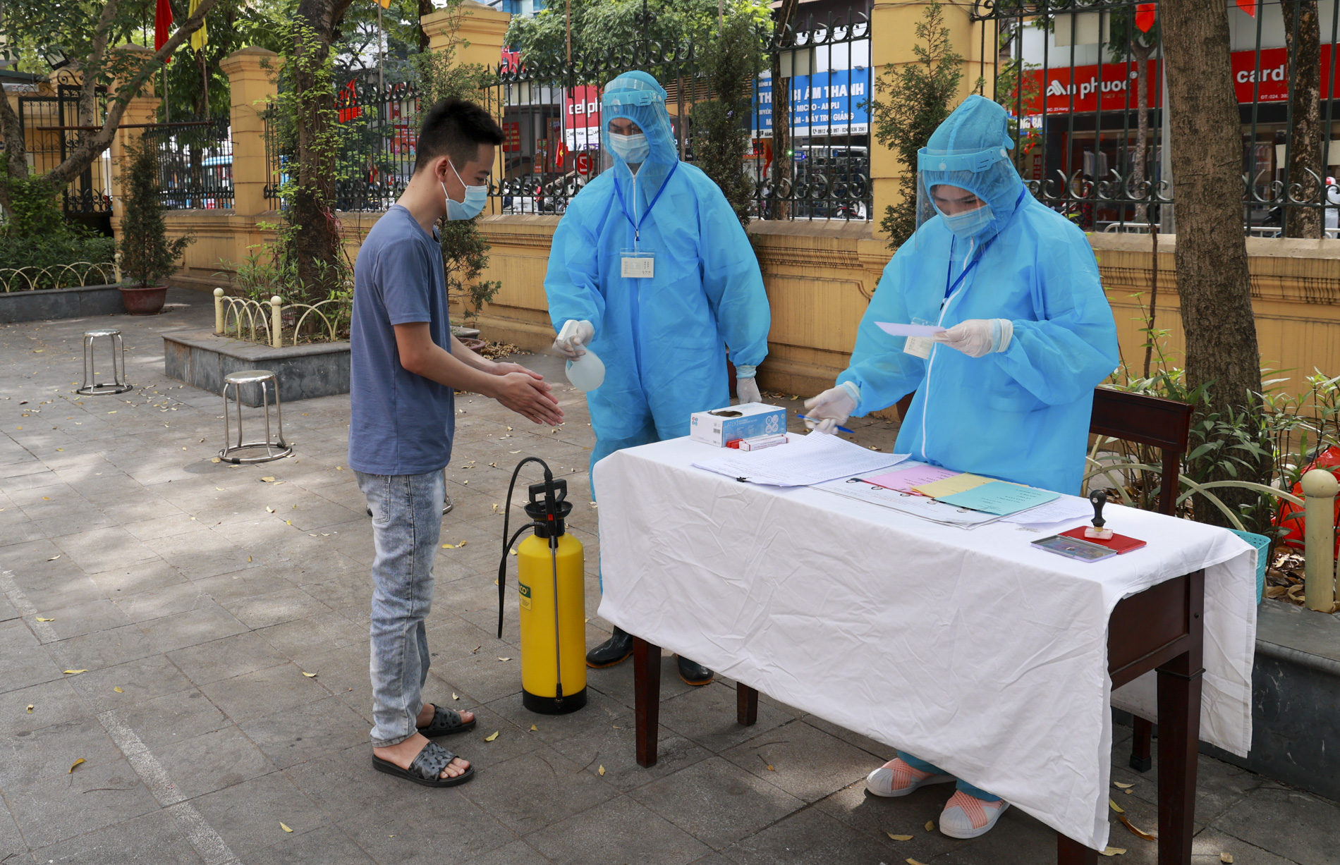 Quận Hoàn Kiếm diễn tập phương án phòng chống dịch COVID-19 phục vụ bầu cử - Ảnh 9.