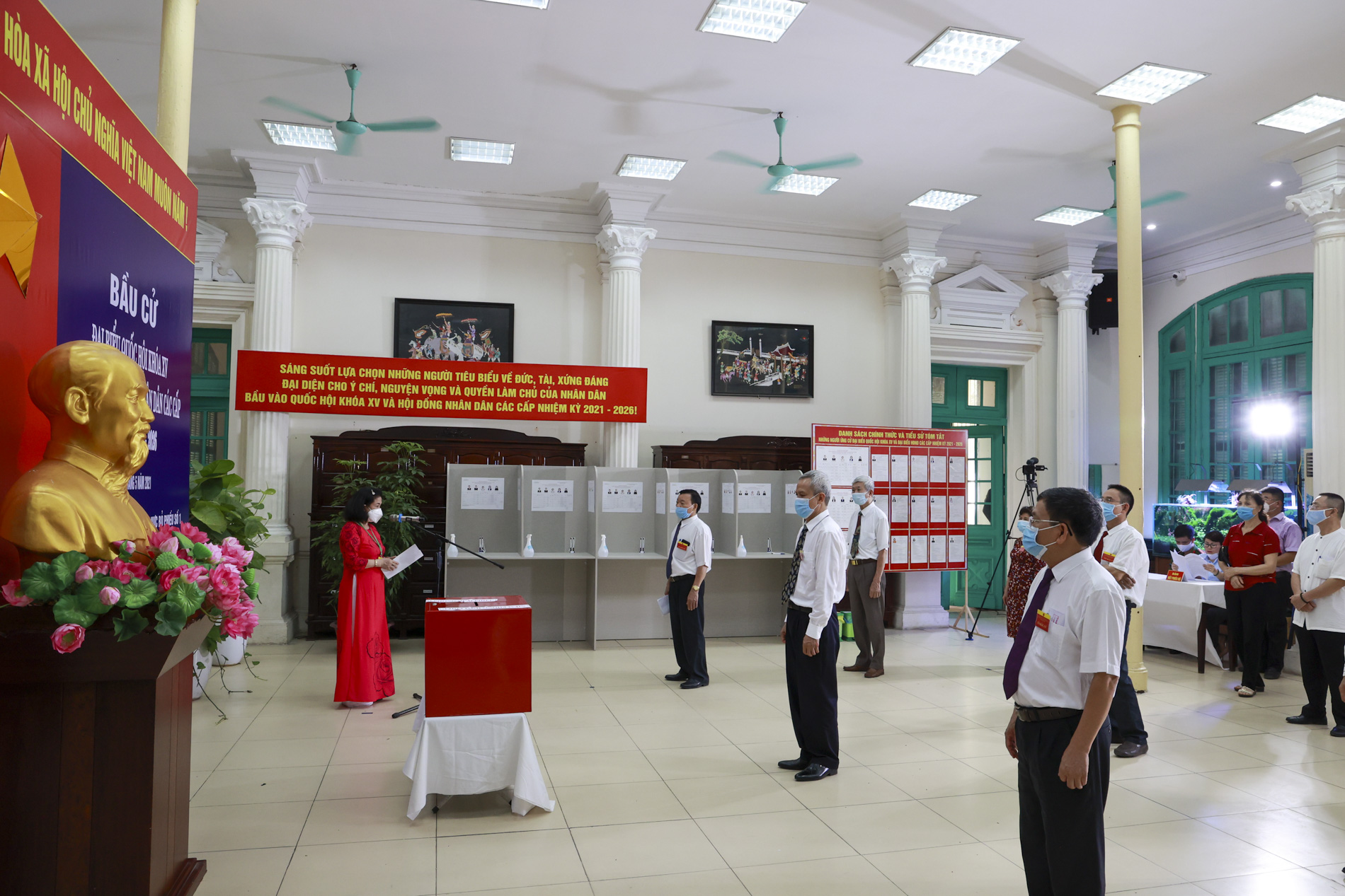 Quận Hoàn Kiếm diễn tập phương án phòng chống dịch COVID-19 phục vụ bầu cử - Ảnh 1.