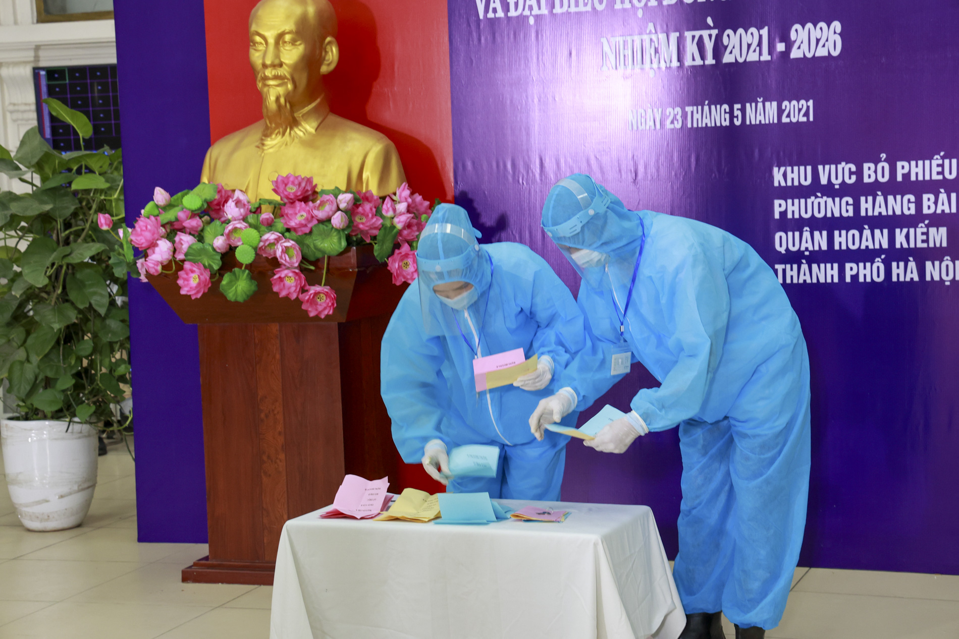 Quận Hoàn Kiếm diễn tập phương án phòng chống dịch COVID-19 phục vụ bầu cử - Ảnh 7.