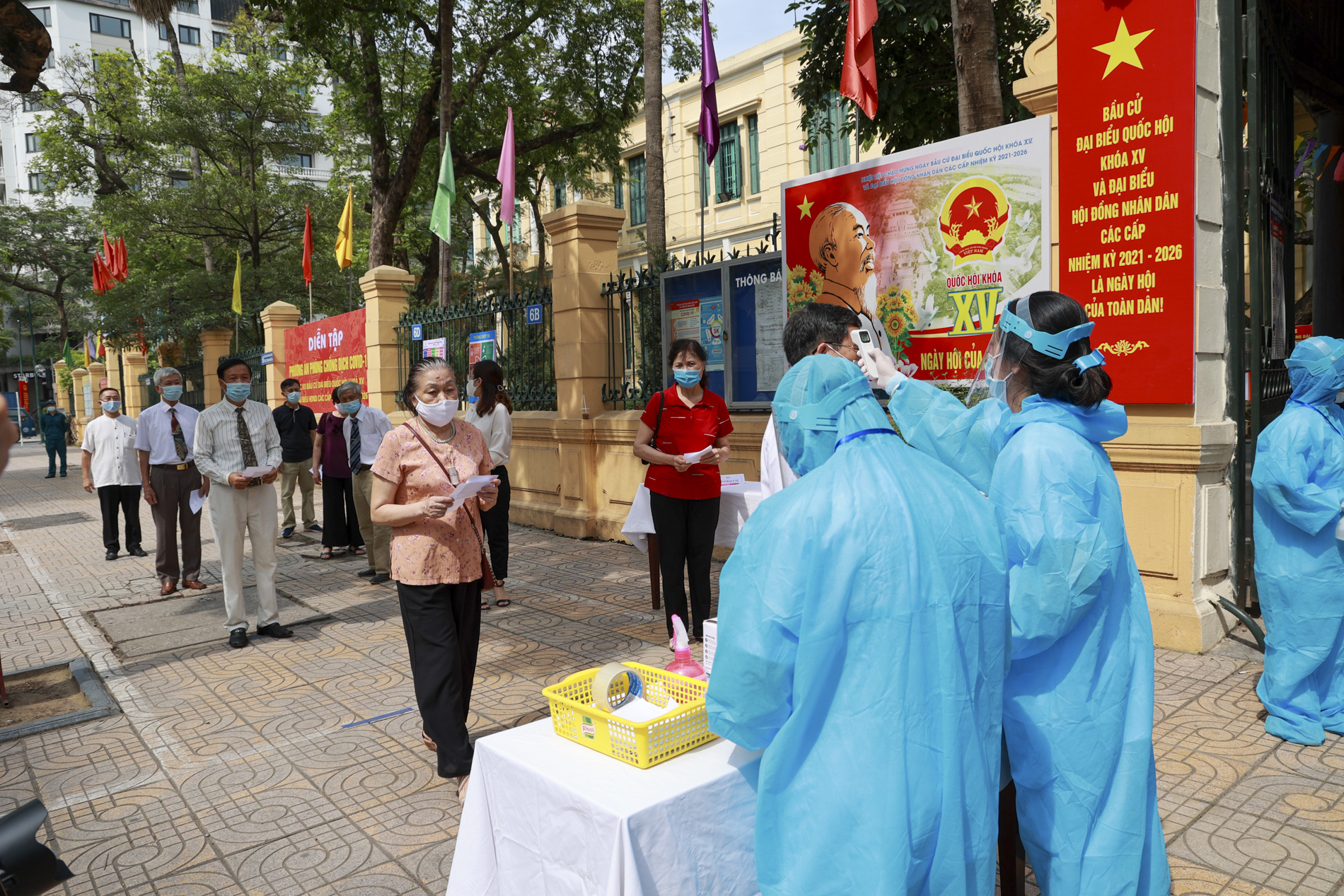 Quận Hoàn Kiếm diễn tập phương án phòng chống dịch COVID-19 phục vụ bầu cử - Ảnh 2.