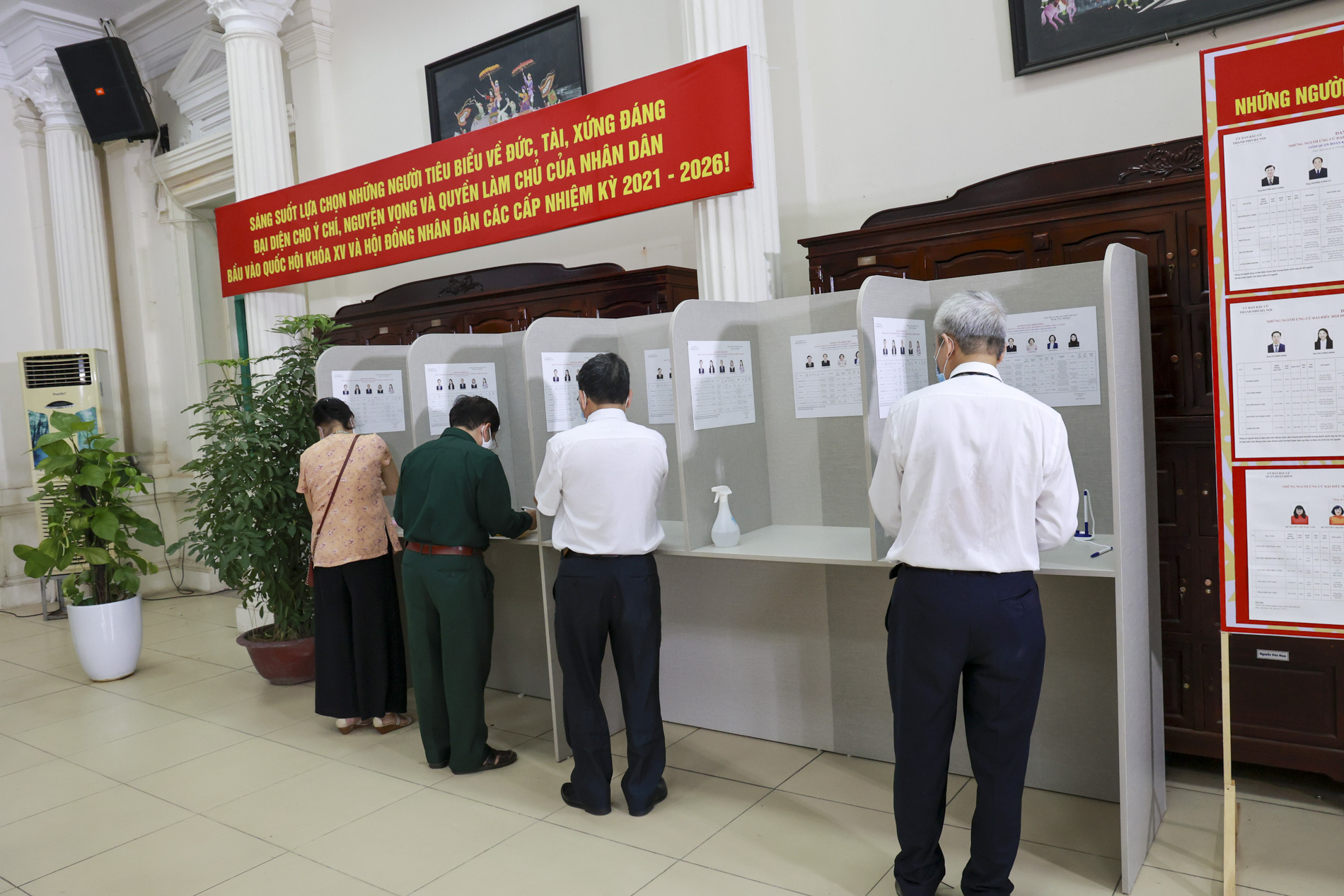 Quận Hoàn Kiếm diễn tập phương án phòng chống dịch COVID-19 phục vụ bầu cử - Ảnh 4.