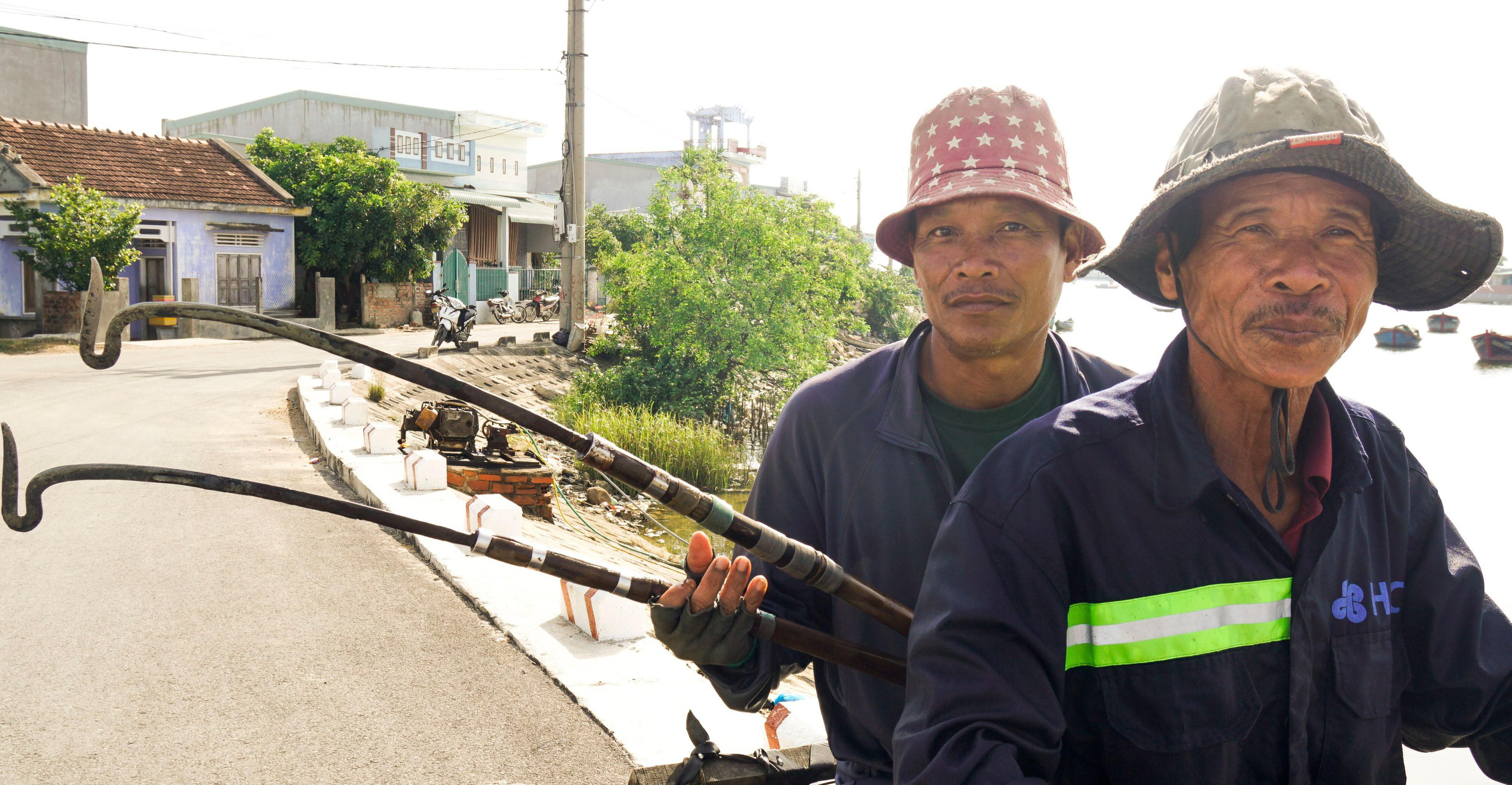 “Tuyệt chiêu” bắt lươn bằng đoạn sắt hình chữ V dưới đáy sông - Ảnh 1.