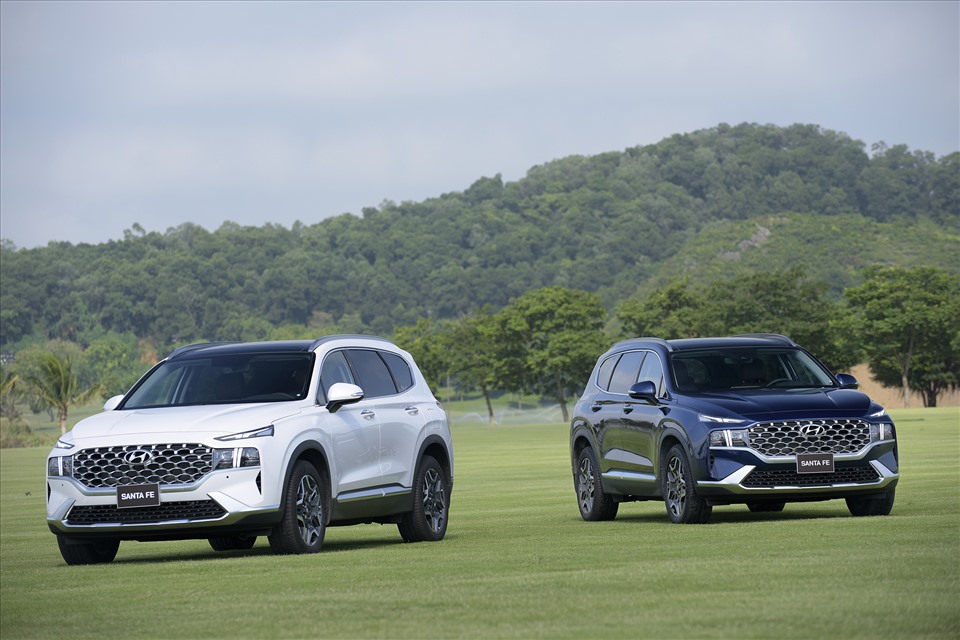 Tút lại &quot;nhan sắc&quot;, giá lăn bánh của Hyundai Santa Fe 2021 tăng bao nhiêu? - Ảnh 1.