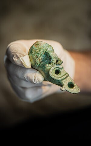Kỳ bí ngọn đèn dầu hình mặt người khoảng 2.000 năm tuổi - Ảnh 7.