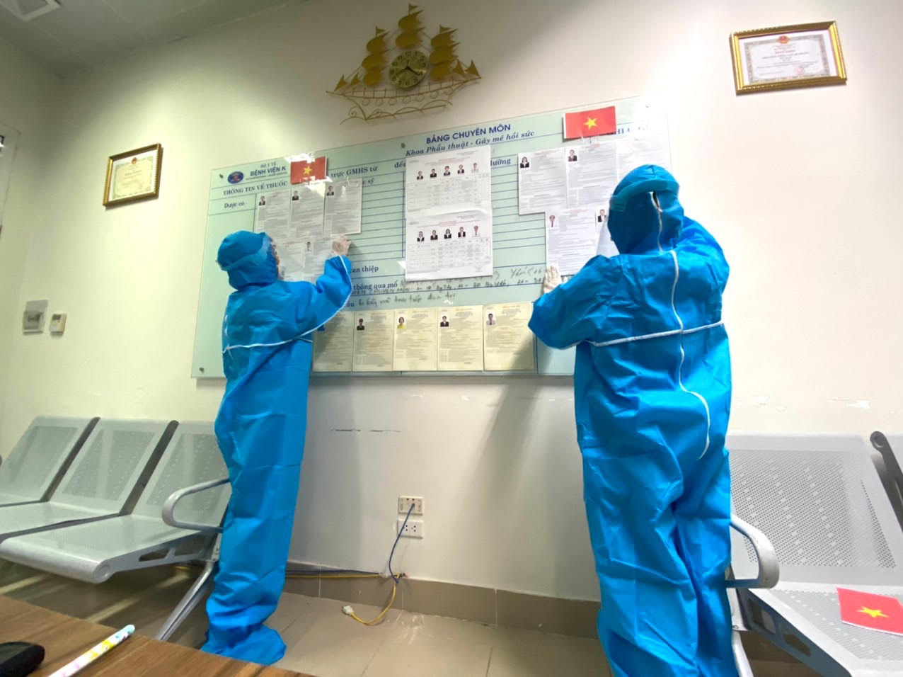 Chùm ảnh: Không khí bầu cử tại Bệnh viện K đang cách ly y tế phòng dịch Covid-19 - Ảnh 4.