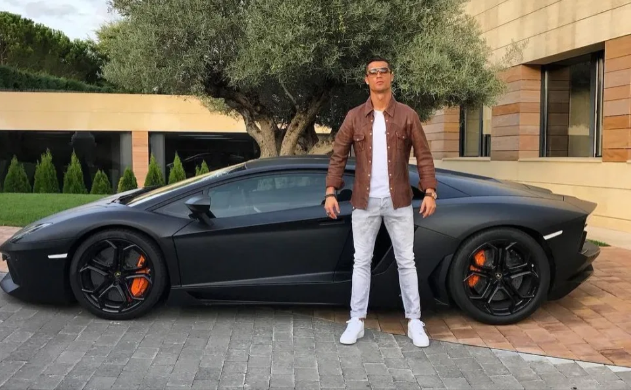 Ronaldo vung 280 nghìn tỷ mua siêu xe Bugatti phiên bản đặc biệt - Ảnh 7.