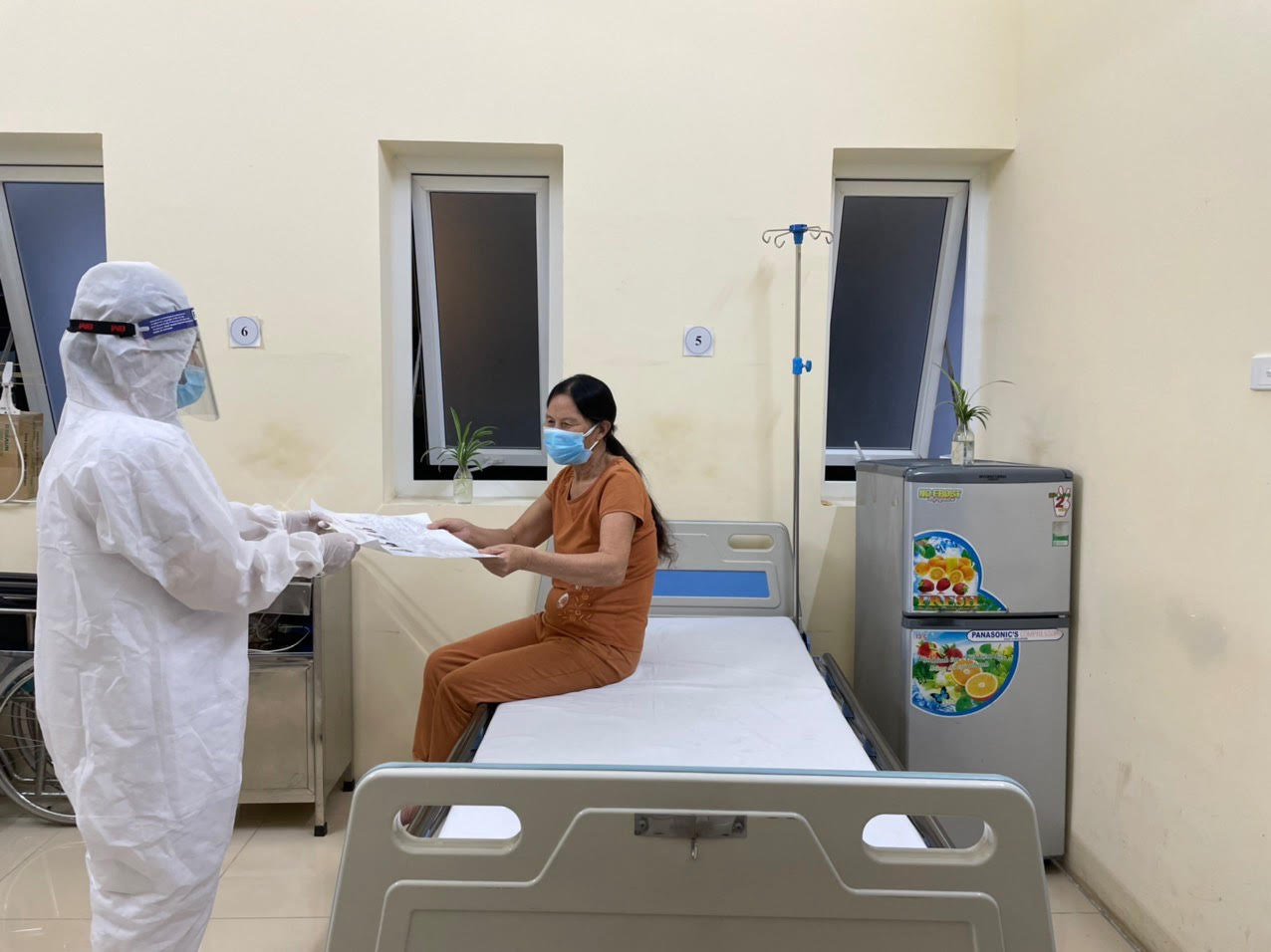 Chùm ảnh: Không khí bầu cử tại Bệnh viện K đang cách ly y tế phòng dịch Covid-19 - Ảnh 7.
