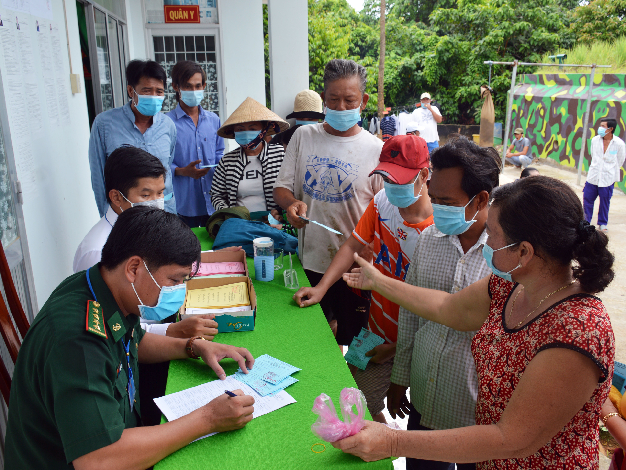 Cử tri đảo Hòn Chuối và Hòn Khoai ở Cà Mau đi bầu cử sớm - Ảnh 9.