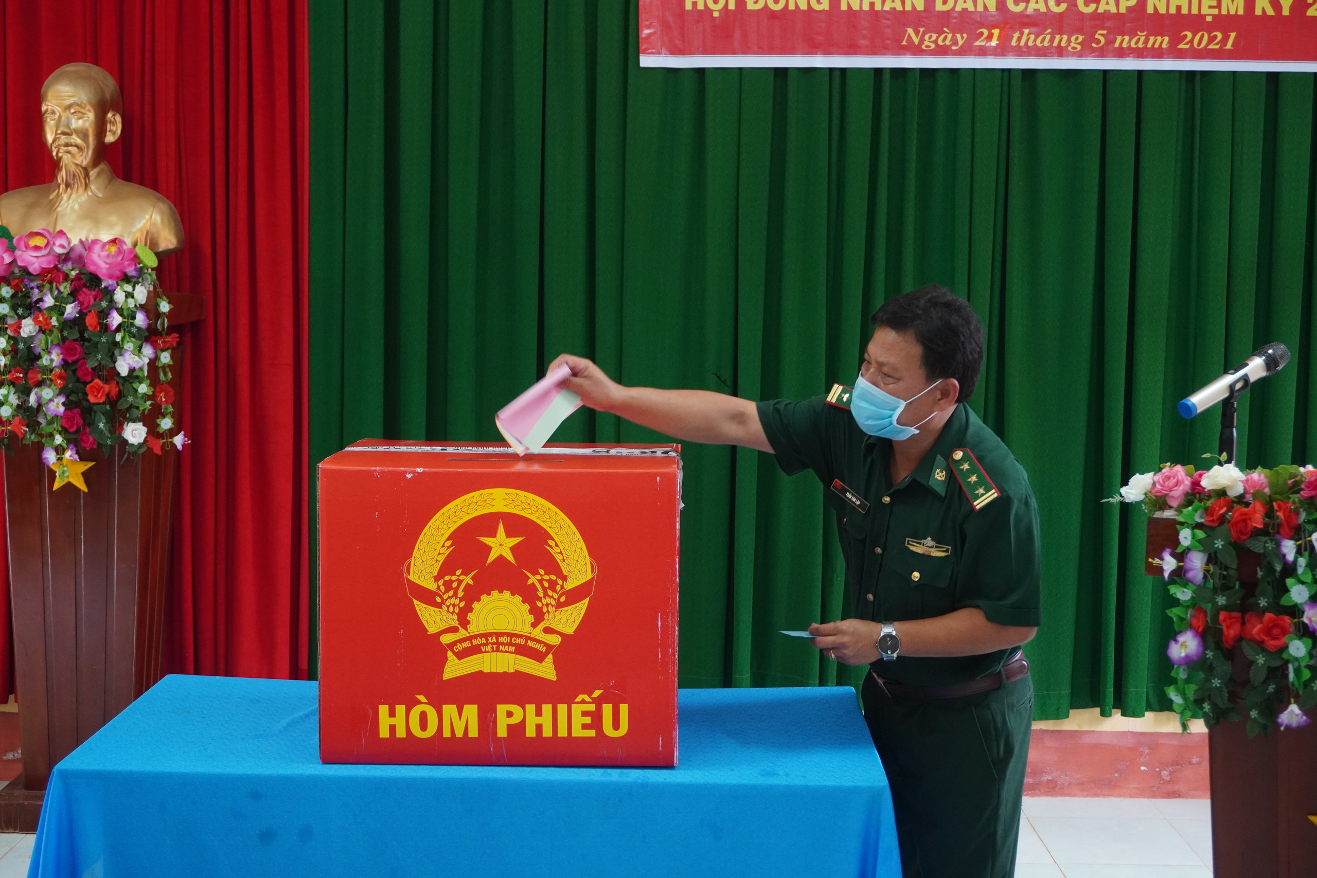 Cử tri đảo Hòn Chuối và Hòn Khoai ở Cà Mau đi bầu cử sớm - Ảnh 11.