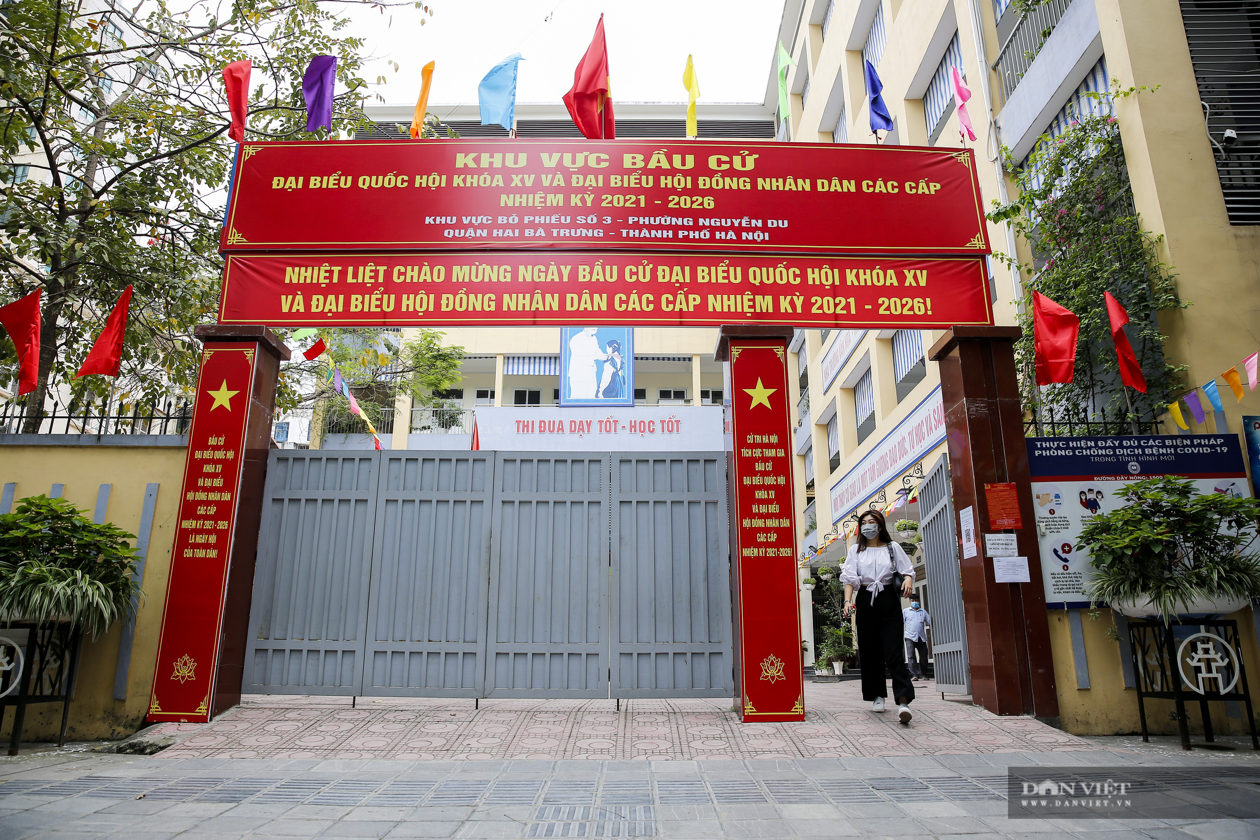 Các điểm bỏ phiếu tại Hà Nội ráo riết làm công tác phòng chống dịch Covid-19 trước ngày bầu cử - Ảnh 1.