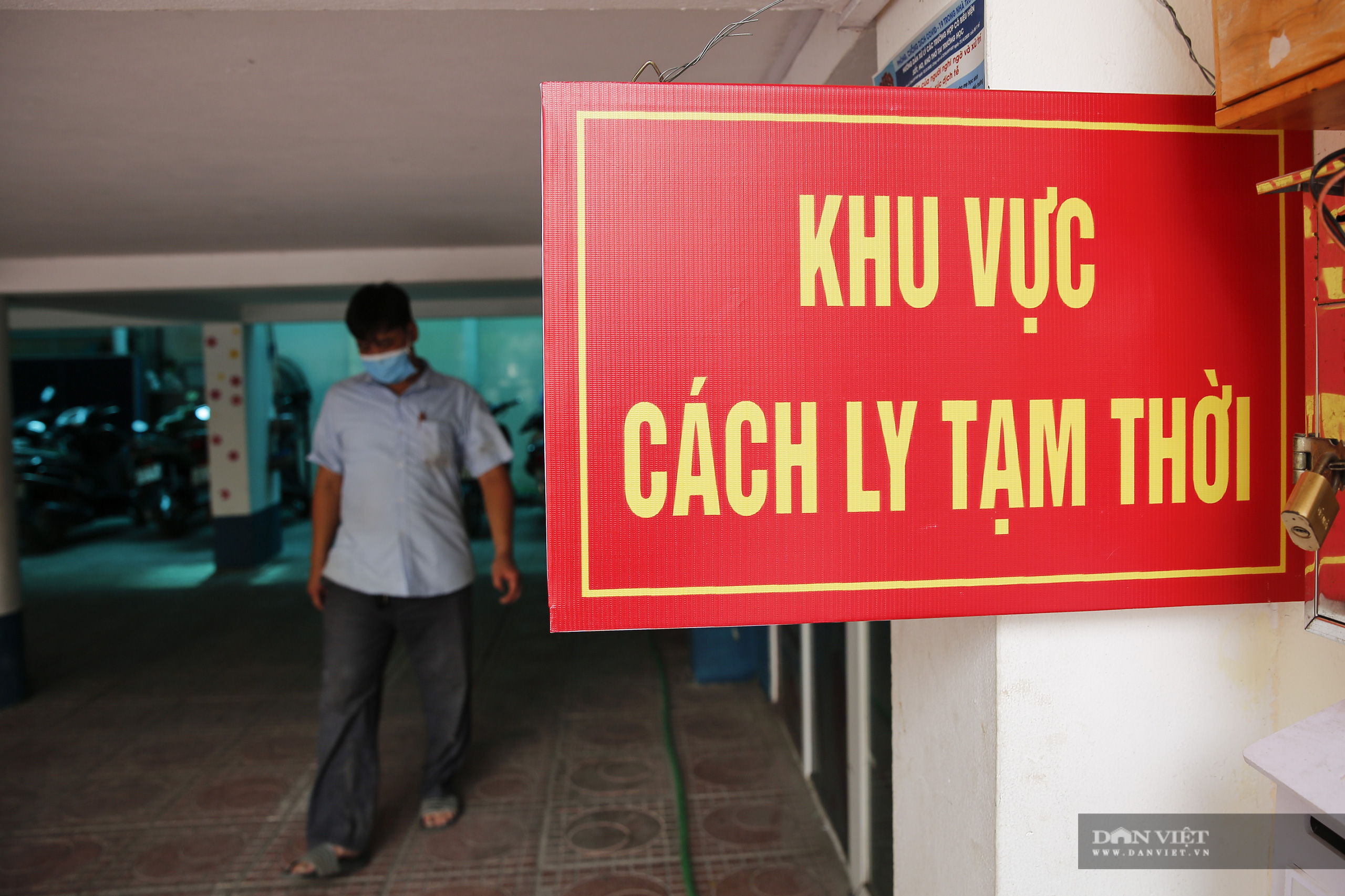 Các điểm bỏ phiếu tại Hà Nội ráo riết làm công tác phòng chống dịch Covid-19 trước ngày bầu cử - Ảnh 4.