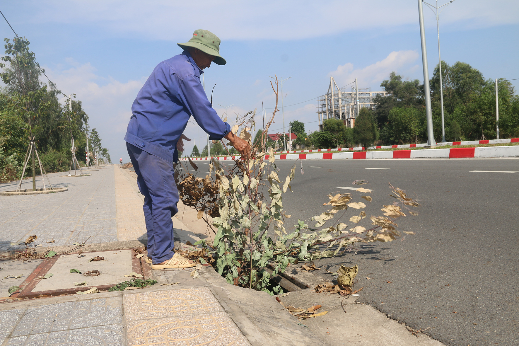 Bà Rịa - Vũng Tàu: Bắt được kẻ trộm 39 tấm đan hố thu nước mưa, công an thị xã Phú Mỹ được thưởng nóng - Ảnh 3.