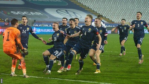 ĐT Scotland vỡ òa khi đánh bại Serbia ở trận play-off.