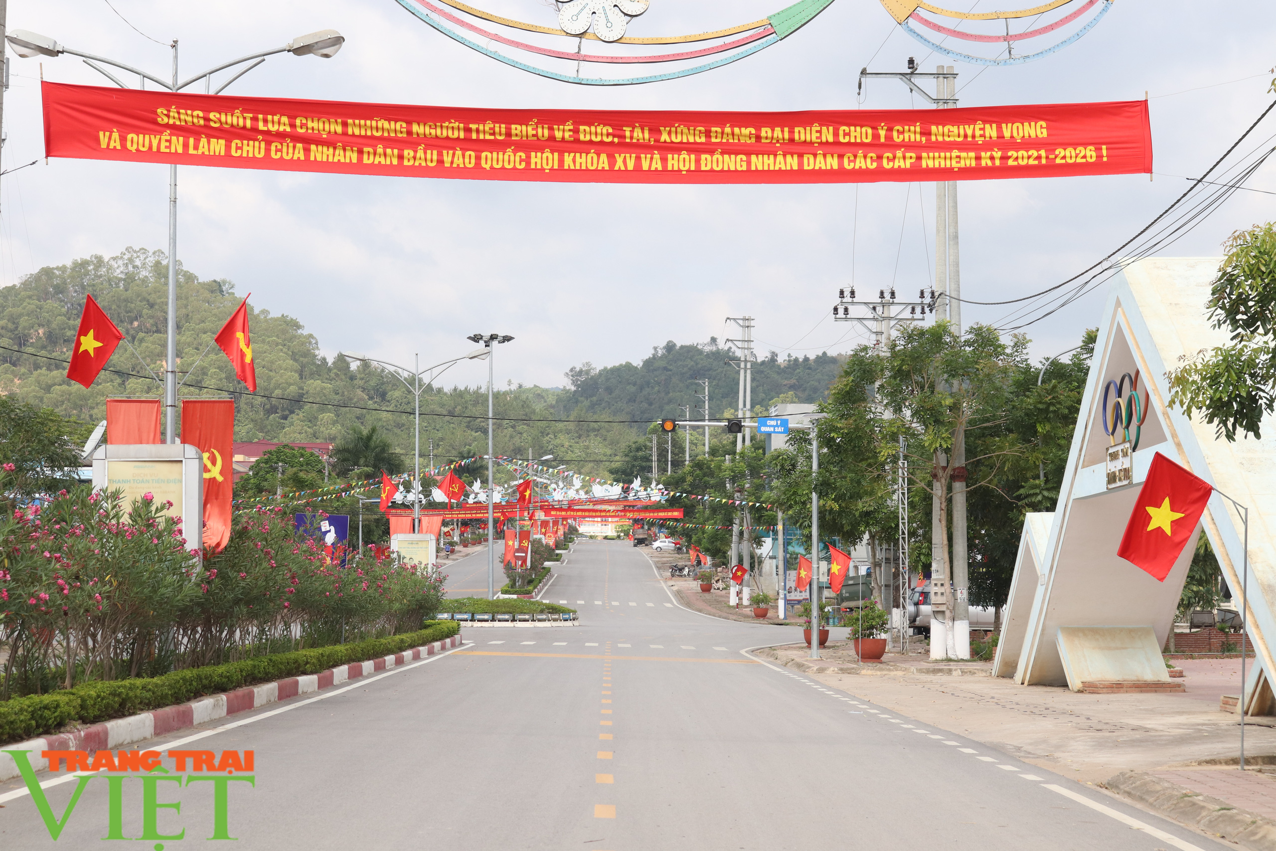 Phó Chủ tịch Thường trực UBND tỉnh Sơn La kiểm tra công tác bầu cử tại huyện biên giới Sốp Cộp  - Ảnh 5.