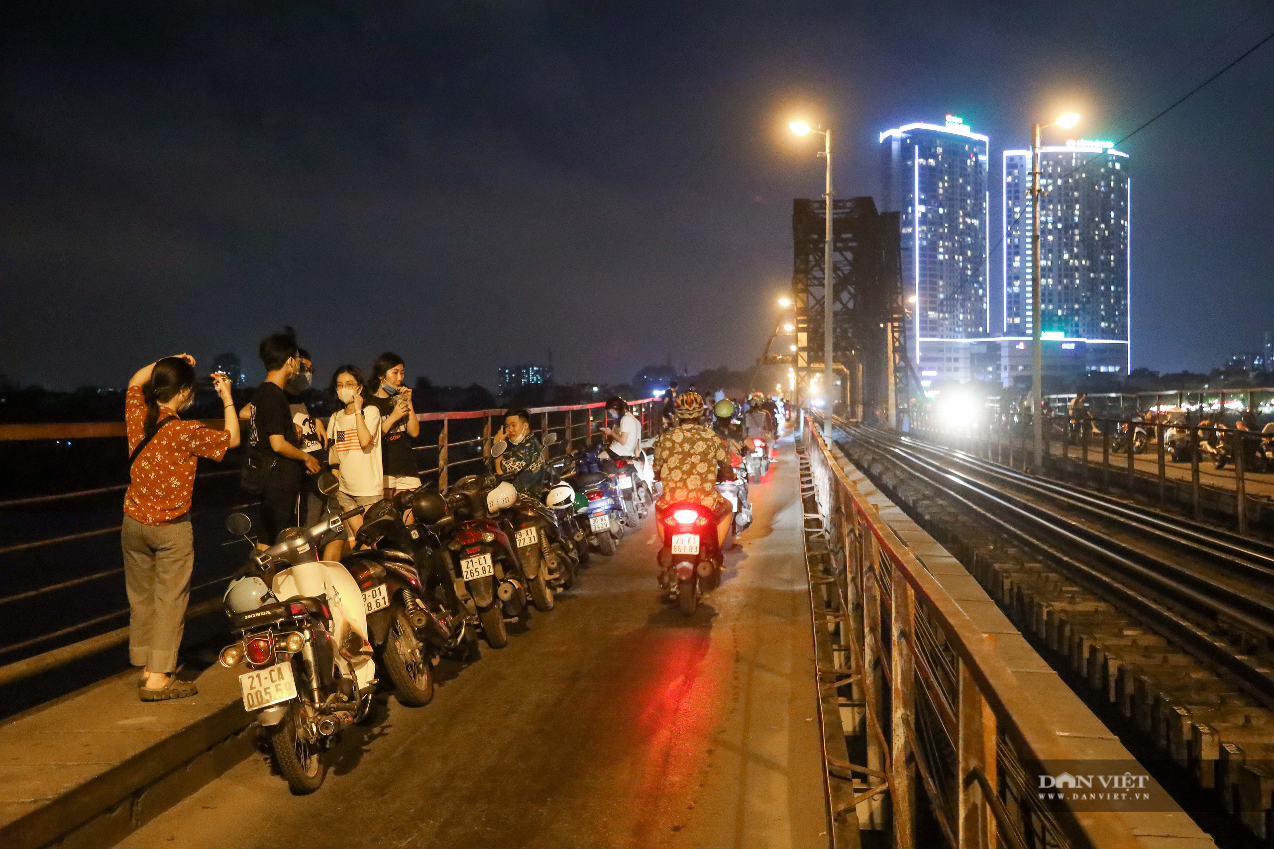 Hà Nội: Hàng trăm người lên cầu Long Biên tụ tập trong đêm bất chấp dịch Covid-19 - Ảnh 1.