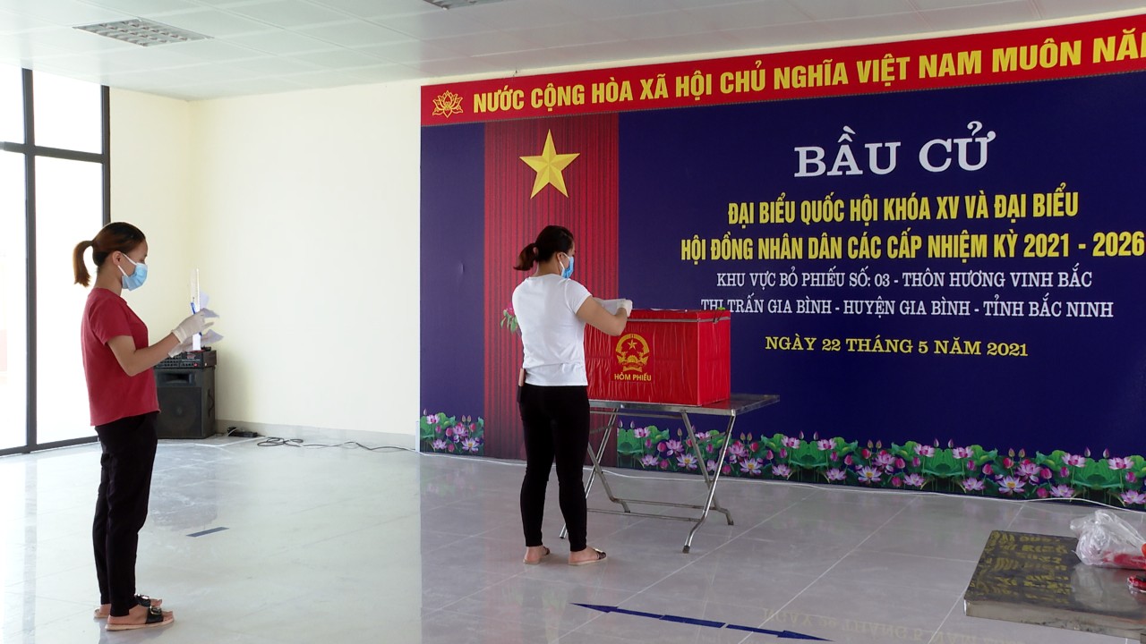 Hình ảnh đặc biệt từ khu vực bầu cử sớm ở Gia Bình (Bắc Ninh): Bầu cử trong bộ đồ bảo hộ kín mít - Ảnh 2.