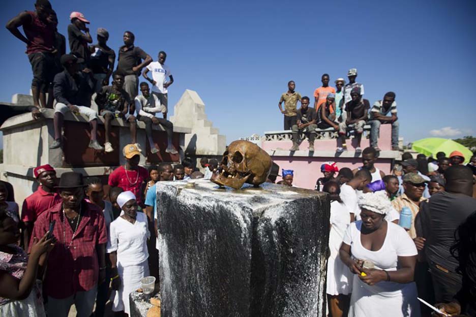 Lạ kỳ với lễ hội Fete Gede ở Haiti, nơi cái chết lên ngôi - Ảnh 2.