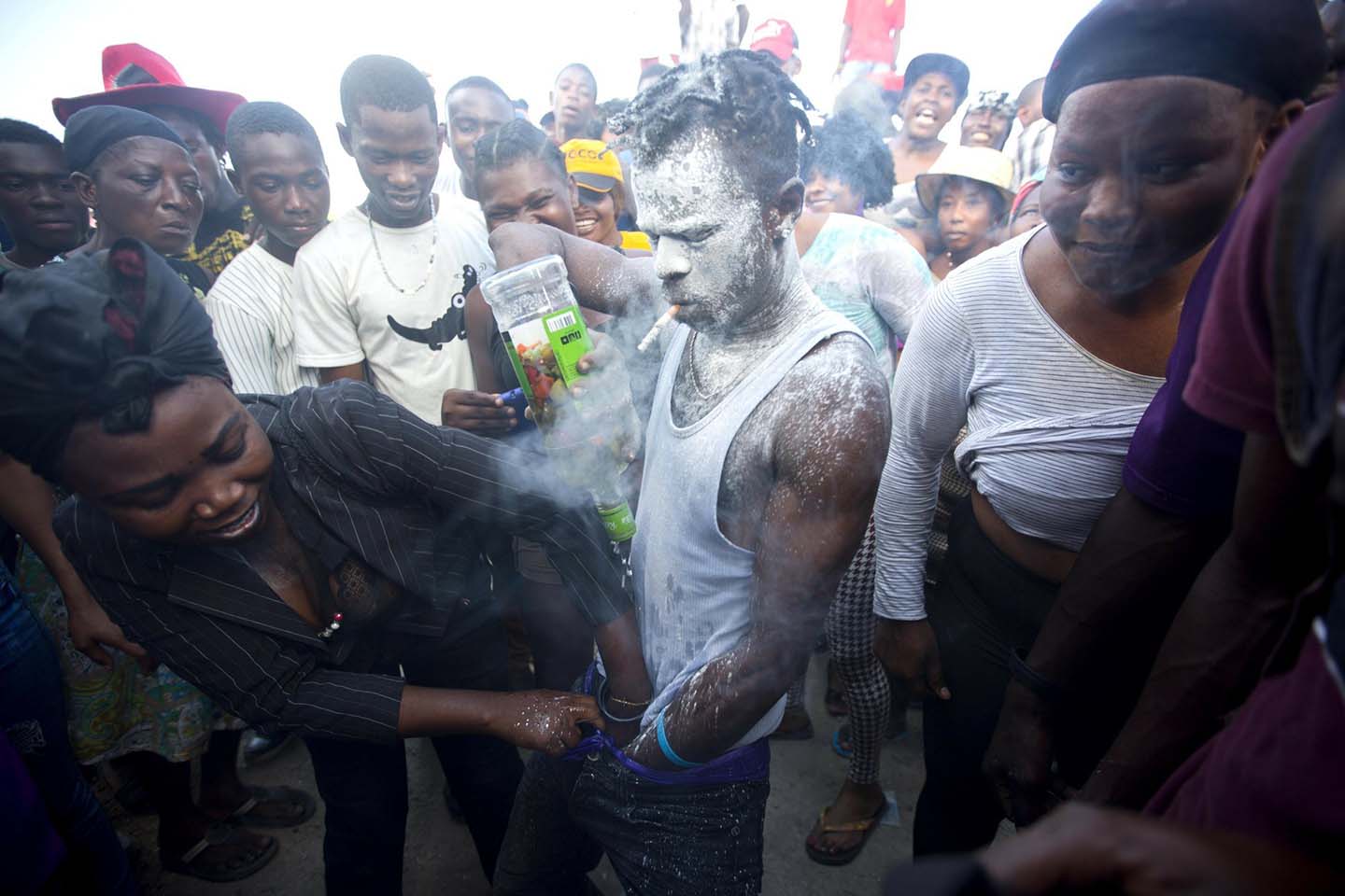 Lạ kỳ với lễ hội Fete Gede ở Haiti, người tham dự phải bôi phủ bột trắng cả ở &quot;của quý&quot; - Ảnh 1.