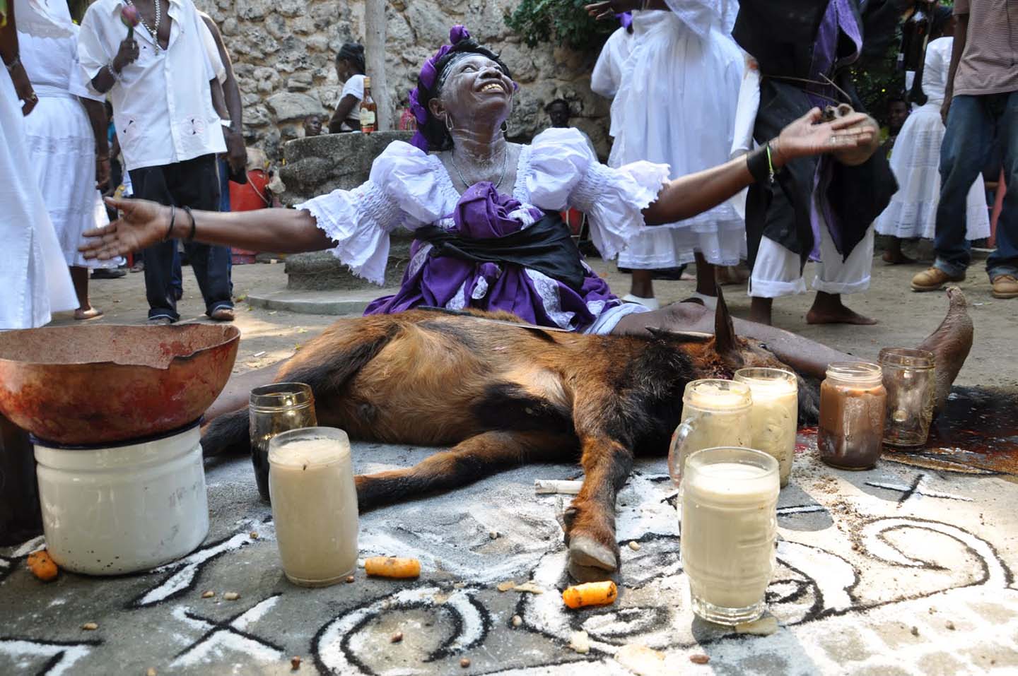 Lạ kỳ với lễ hội Fete Gede ở Haiti, nơi cái chết lên ngôi - Ảnh 3.
